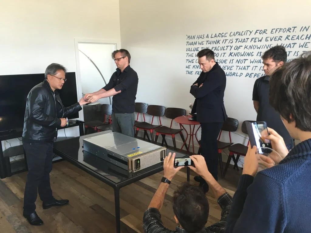 马斯克分享多张罕见照片:英伟达黄仁勋向 OpenAI 签名捐赠首台 DGX-1 AI 系统插图1 马斯克分享多张罕见照片:英伟达黄仁勋向 OpenAI 签名捐赠首台 DGX-1 AI 系统