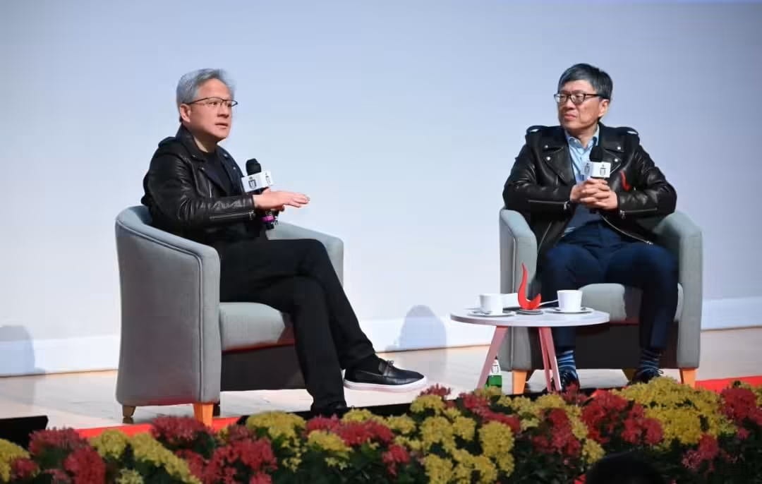 英伟达 CEO 黄仁勋获香港科技大学荣誉博士,称 AI 正在革新科学且机器人时代即将到来插图 英伟达 CEO 黄仁勋获香港科技大学荣誉博士,称 AI 正在革新科学且机器人时代即将到来