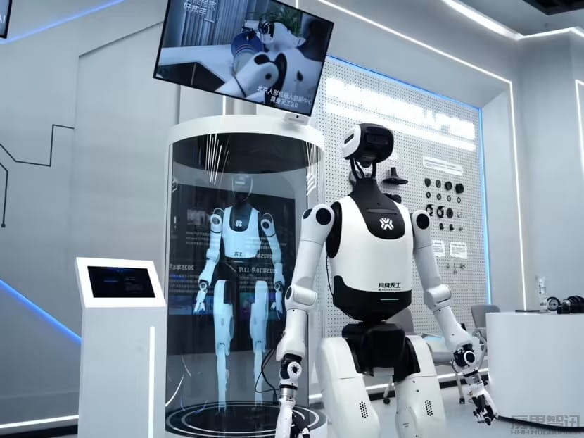 全国首个全自主无人化人形机器人导览解决方案发布，彻底摆脱遥控