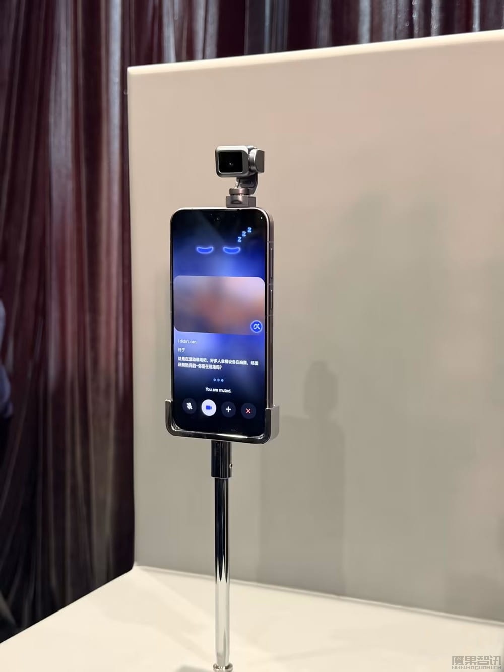 荣耀首款人形机器人荣耀 ROBOT 热舞视频发布，在 MWC 2026 上演太空步