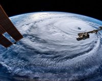 谷歌推出 WeatherNext 气旋模型,AI 高精度预报飓风平均提前 24 小时