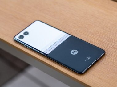 摩托罗拉 moto X50 Ultra AI 手机预热，采用素皮后盖