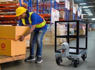 意大利制造商Piaggio推出AI驱动的工厂机器人 可携带130公斤物品