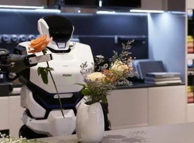 海尔联合乐聚展出人形机器人“夸父”：支持洗衣、浇花等操作，搭载开源鸿蒙