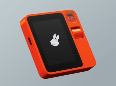 曾秒售罄口袋AI设备Rabbit R1竟是一场骗局？设备源代码首次曝光