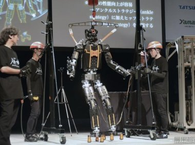 日本创企“人机一体”研发人形机器人，可自动保持身体平衡
