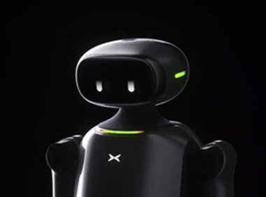 小鹏发布AI人形机器人Iron：1:1复刻真人、已下工厂拧螺丝
