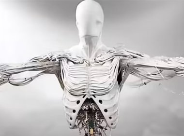 “克隆阿尔法”仿生机器人明年开放预订，拥有合成器官、人造肌肉