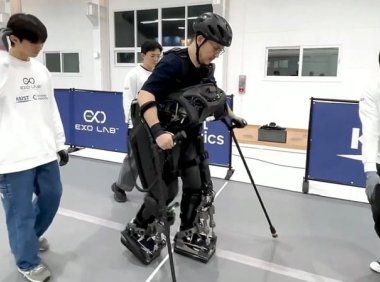 韩国科研人员开发出可穿戴机器人：帮助截瘫用户行走、越障、爬楼梯