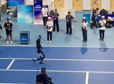 2025 世界人形机器人运动会：宇树拿下 1500 米田径决赛第 1 组第一名