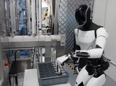 马斯克：特斯拉正全力推进 Optimus 人形机器人的规模化生产