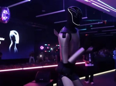 马斯克：特斯拉可能会率先打造出人形通用人工智能